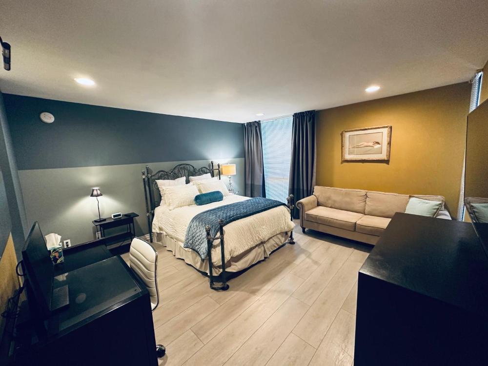 Best Location West LA Spacious condo with hottub